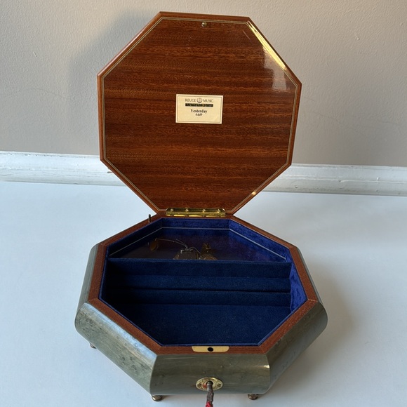 Vintage Inlaid & Lacquered Wood Ruege Music Jewelry Box Plays Song “Yesterday” - Picture 3 of 8
